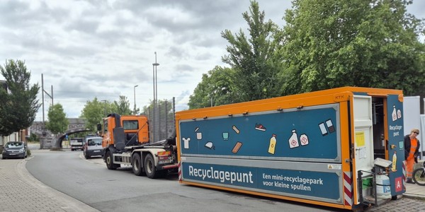 Foto van een recyclagepunt in Borgerhout. In Borgerhout kan je op verschillende dagen met je huisvuil terecht op een mini of maxi recyclagepunt. We geven een overzicht van de data en locaties.